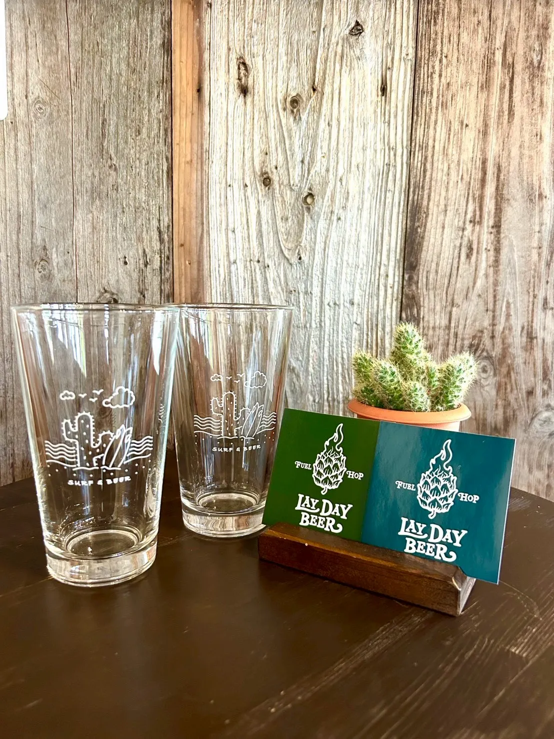 グラスとステッカー